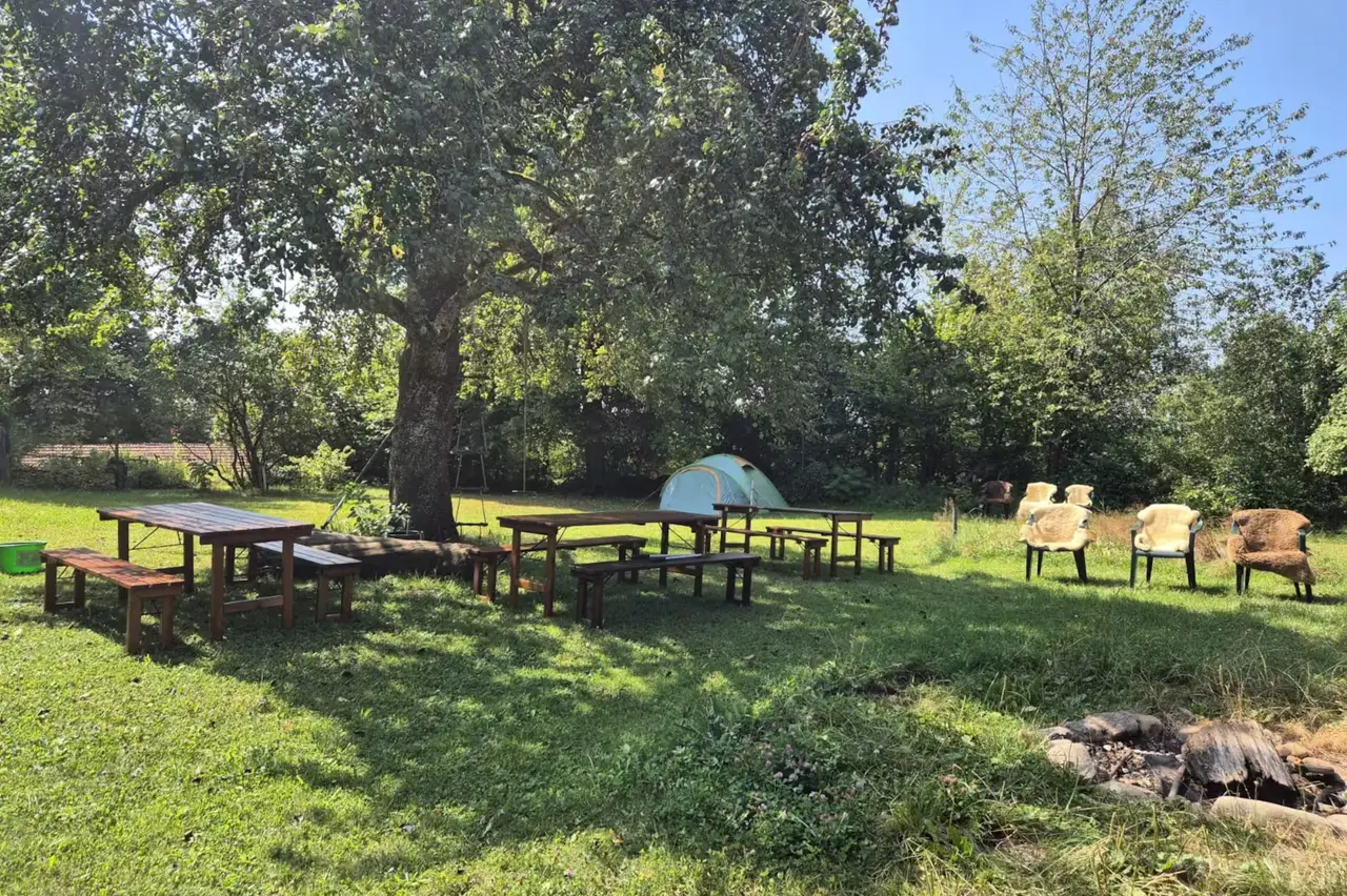 Garten mit Bänken und Feuerstelle auf dem Hof