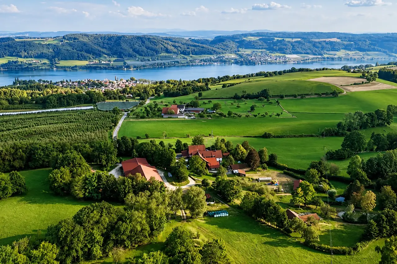 Blick über den Untersee mit Strandbädern in der Nähe